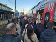 Le train séduit les travailleurs malgré les retards et le coût