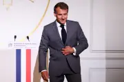 Électrification : Macron invite les Français à mettre les doigts dans la prise