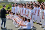 Les chorales des collèges basques tournent un clip pro au phare de Biarritz
