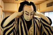 Les maîtres perruquiers du kabuki, artisans essentiels au théâtre japonais