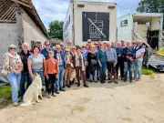 Les membres du club taurin d'Orthez découvrent l'élevage de chevaux de picadors