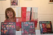 Éliane Portes expose au Chapeau rouge : carrés et nuances écarlates