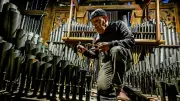 Marc Chinquin aux petits soins du grand orgue de la cathédrale d'Alès