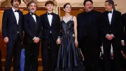 Marcel Canet rejoint ses parents sur les marches à Cannes