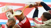Michael Olise aspergé de bière en direct après le titre du Bayern