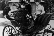 Monaco en 1885 : la reine Victoria boude, les gardes courtisés