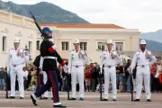 Monaco : les carabiniers du Prince passent à la tenue d'été sur la Place du Palais