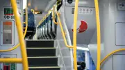 Mère et enfants menacés d'expulsion pour s'être assis sur des marches dans un train bondé