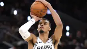 NBA : le panier fou de Wembanyama au buzzer depuis la ligne médiane