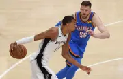 NBA : Wembanyama moins flamboyant, le Thunder égalise en finale de conférence Ouest