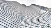 Nouvelle ascension de la tour Total par Alexis Landot à La Défense