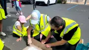 Opération écologique devant l'école à Bassan : nettoyage et sensibilisation