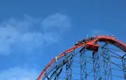 Panne aux montagnes russes : une heure de frayeur au parc Six Flags