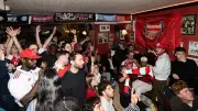 À Paris, le bar des fans d'Arsenal bouillonne avant la finale contre le PSG