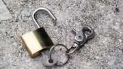Pau : un collégien jette un cadenas sur la tête de sa prof et s'enfuit