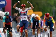 Paul Magnier remporte la 1ère étape du Giro et prend le maillot rose