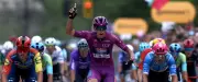 Paul Magnier remporte sa troisième étape sur le Giro et reprend le maillot cyclamen