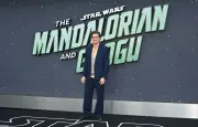 Pedro Pascal surprend les visiteurs de Disneyland en Mandalorian