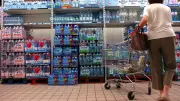 Plastique omniprésent en grandes surfaces malgré les lois