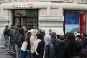 Pourquoi la queue devant les magasins Swatch attire les jeunes hommes