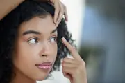 Protéger ses yeux en été avec des lentilles : conseils essentiels