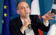 Présidentielle 2027 : Glucksmann temporise, Mélenchon déjà candidat