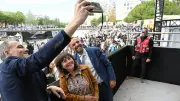 Raphaël Glucksmann séduit par le Fise à Montpellier, symbole de convivialité