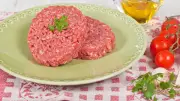 Rappel de steaks hachés Carrefour : risque de morceaux métalliques