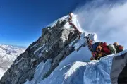 Record historique : 275 alpinistes atteignent l'Everest en un jour