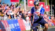Remco Evenepoel célèbre le titre d'Arsenal avec le maillot des Gunners