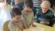 Rencontre intergénérationnelle à l'école de la Garde : pâte à modeler et partage
