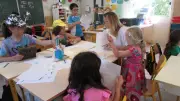 Rencontre intergénérationnelle réussie entre seniors et enfants à Saint-Alexandre