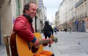 Rennes : un musicien de rue conteste un arrêté municipal jugé trop restrictif