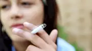 Retour inquiétant de la cigarette dans la pop culture française