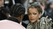 Rihanna dévoile un tatouage réalisé par ses enfants sur sa jambe