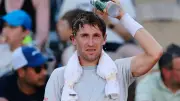 Roland-Garros 2026 : Casper Ruud, victime d'un coup de chaud, se qualifie miraculeusement