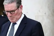 Royaume-Uni : après la déroute électorale, Keir Starmer entre déni et défi