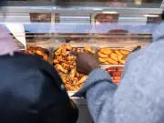 À Saint-Ouen, la guerre des poulets entre Master Poulet et Karim Bouamrane