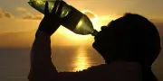 Se suicider en buvant de l'eau : trois cas cliniques troublants