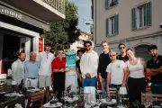 Sharks Burger : le bun bleu électrique à la rillette de requin blanc débarque à Antibes
