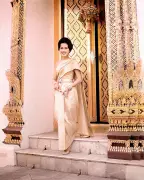 Sirikit de Thaïlande : la mode comme soft power au Musée des Arts décoratifs