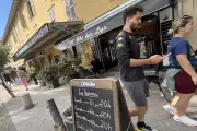 Square du Lys à Juan-les-Pins : les commerces rouvrent après un mois de fermeture