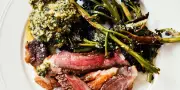 Steak poêlé avec brocoli et pesto : la recette de Jesse Jenkins