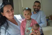 À Taillan, Prisca et Bruno accueillent Zeineb, 16 mois, le temps de sa convalescence cardiaque
