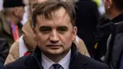 États-Unis accueillent un ex-ministre polonais en cavale, la Pologne fulmine