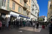 Tension et files d'attente pour la montre Swatch x Audemars Piguet à Nice et Cannes