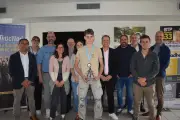 Tom Capdeville, apprenti carreleur, reçoit le trophée Cobaty à Bordeaux