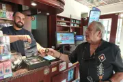 Toulon teste la distribution gratuite de cendriers de poche chez les buralistes