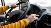Traceur GPS sous sa voiture : un quadragénaire alerté par sa caméra