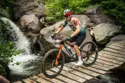 Trans Riviera : Luca Martin et Jolanda Neff, stars du VTT, s'imposent